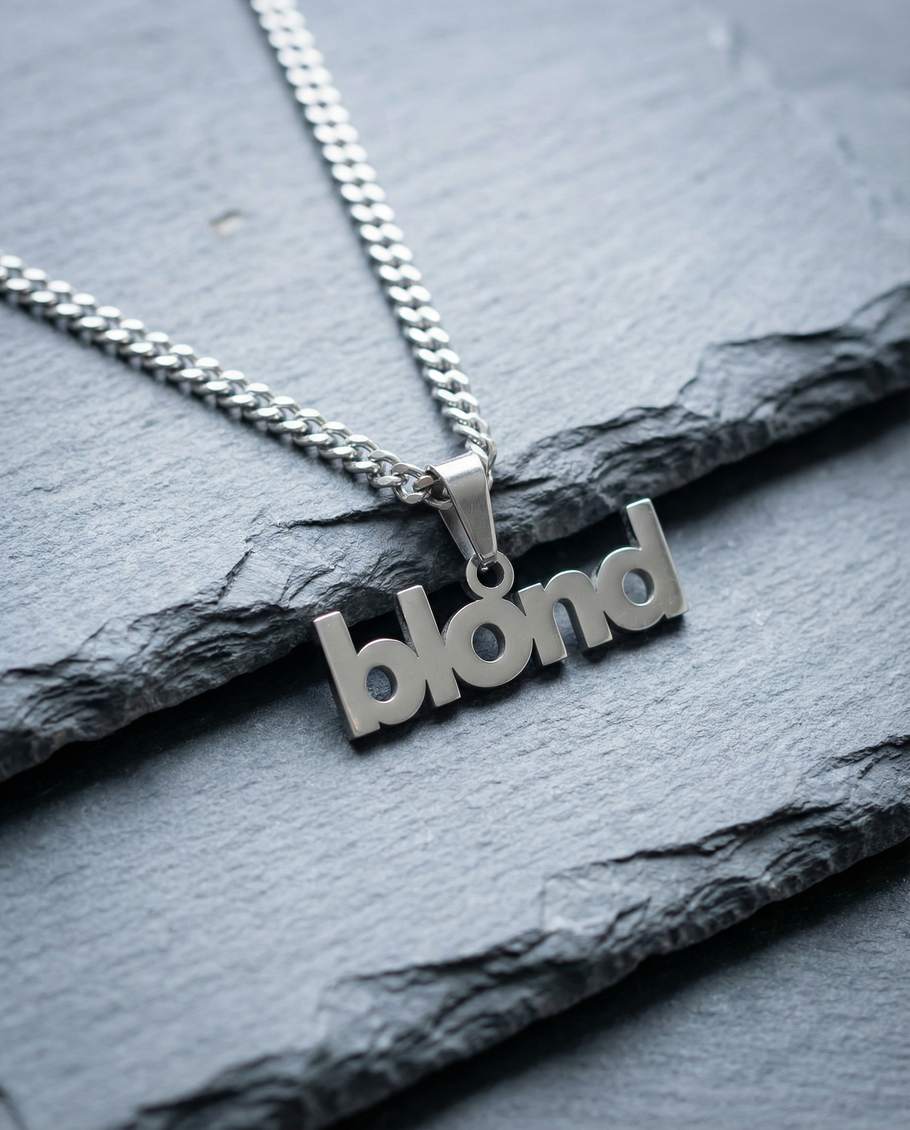 Blond necklace